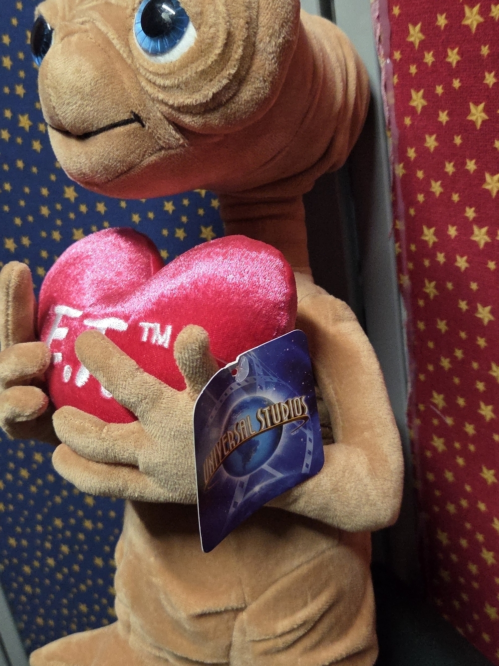**E.T. Plush Toy Holding Red Heart - Universal Studios Tag** - Picture 5 of 13